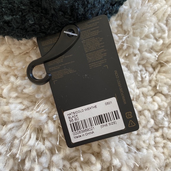 NEW Forever 21 Black Beanie - Picture 4 of 4